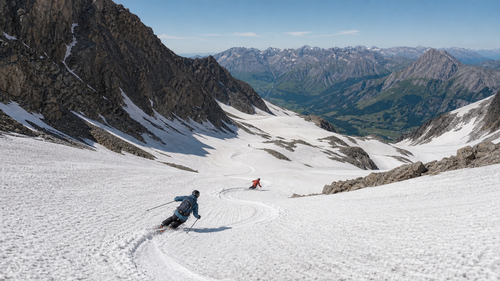 Deux skieurs traversent une neige d’été lumineuse dans les hauteurs des Alpes européennes