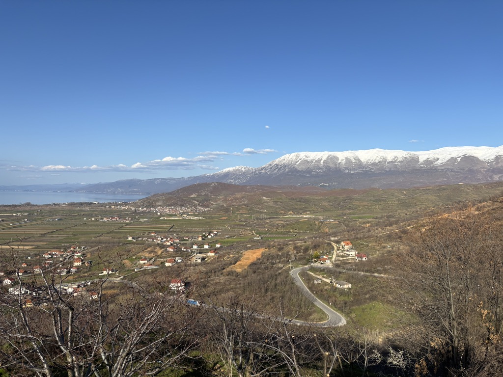 Les montagnes albanaises enneigées se dressent au-delà d’une large vallée