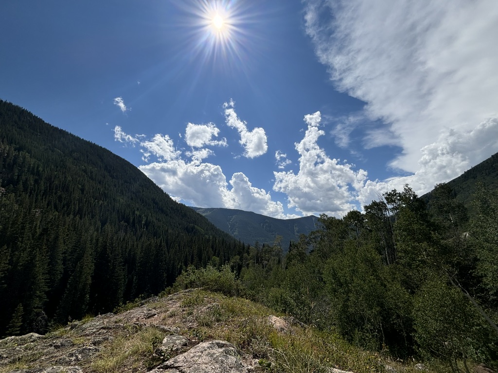Un sentier estival d’altitude serpente vers les sommets du Colorado