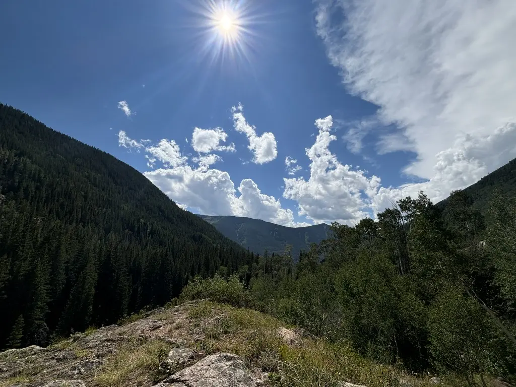 Un sentier estival en montagne mène vers un paisible camp de base en altitude