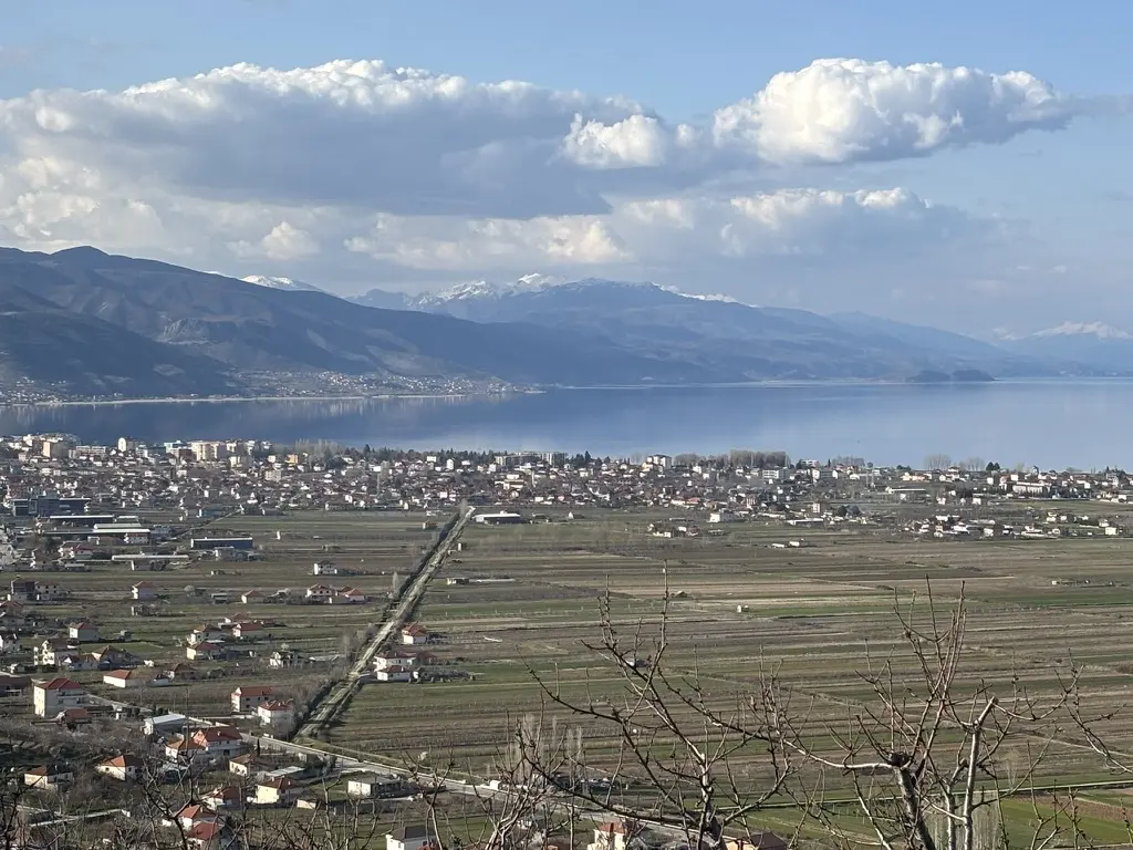 A lake and mountain corridor in northern Italy