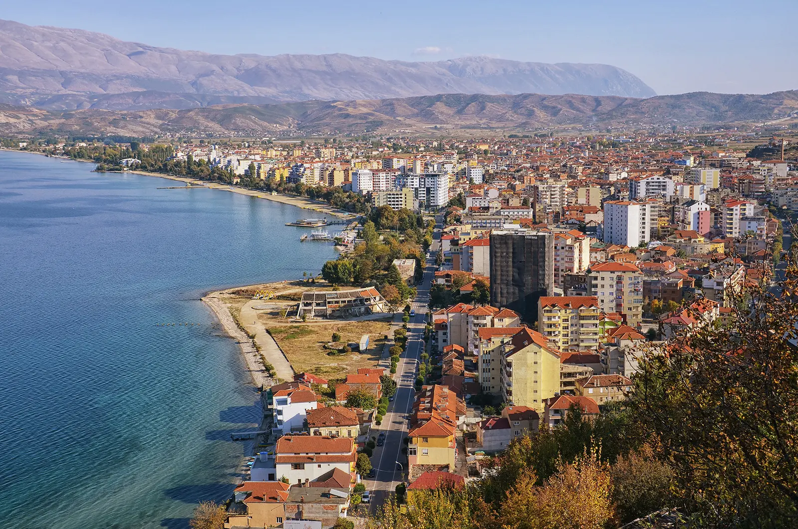La riva del lago di Ohrid e Pogradec in Albania
