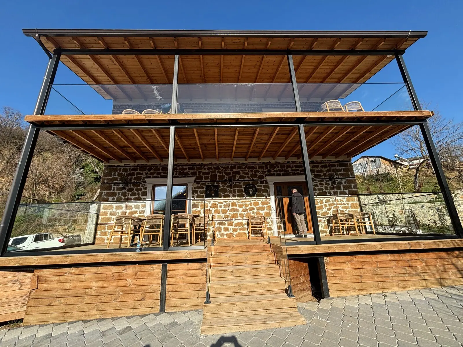 Des amis se détendent sur une terrasse accueillante après une journée en montagne